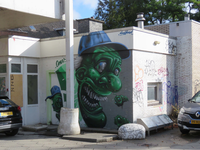 838202 Afbeelding van een graffiti-piece op het voormalige Shell-tankstation (Croeselaan 122 ) te Utrecht.